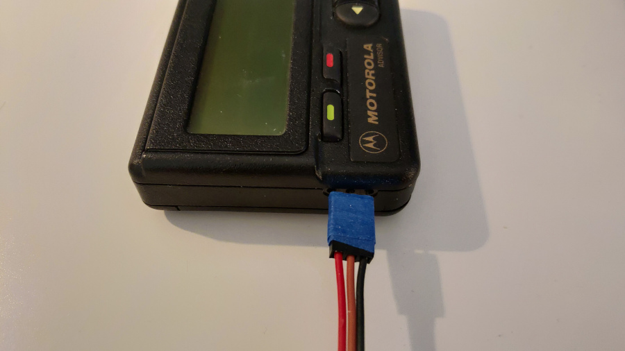 Kablar i kontakterna på en Motorola Advisor